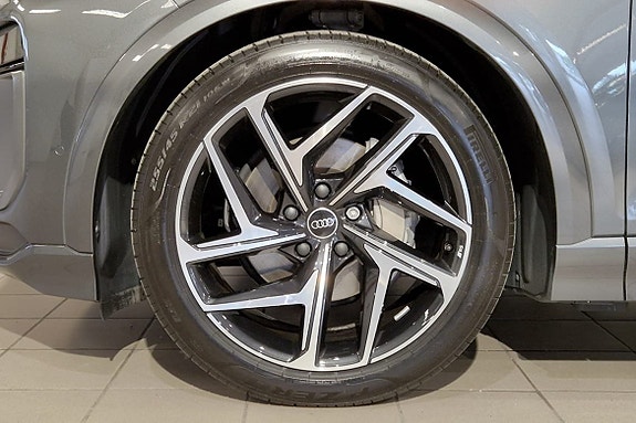 Audi Q6 e-tron 3 of 5