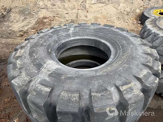 Entreprenaddäck Bridgestone 35/65-33 3 of 8