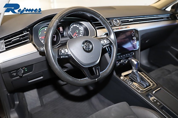 Volkswagen Passat 2 of 5