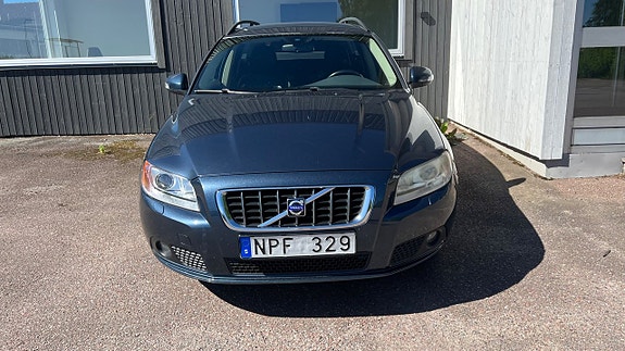 Volvo V70 2 of 5