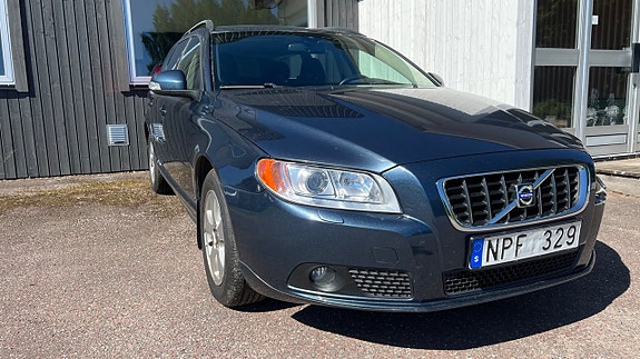 Volvo V70 3 of 5