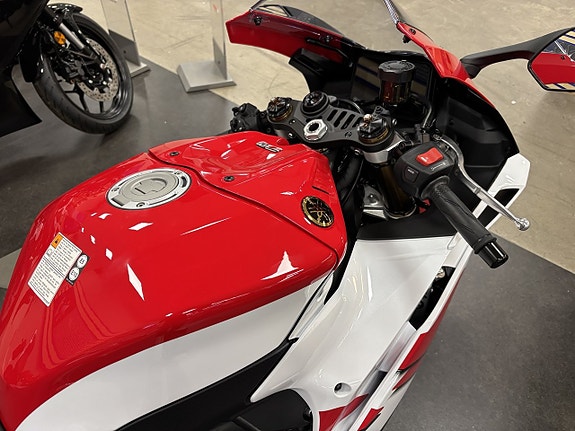 Yamaha YZF-R9 Anniversary White 3 of 7