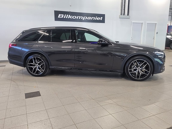 Mercedes-Benz E300 de 2 of 16