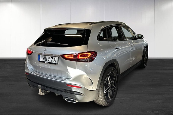 Mercedes-Benz GLA200 4 of 5
