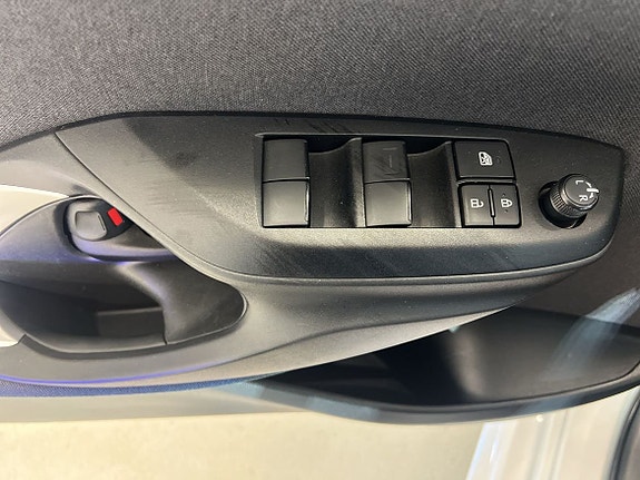 Toyota Yaris 12 of 16