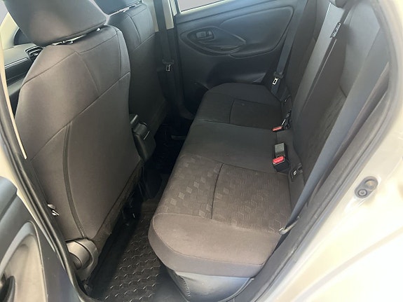 Toyota Yaris 7 of 16
