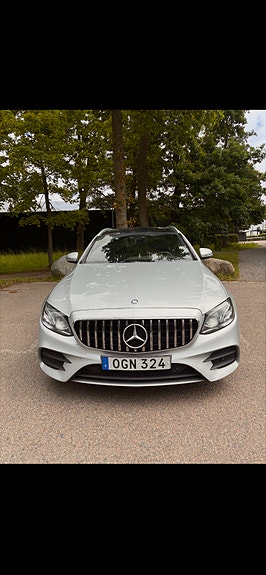 Mercedes-Benz E220 2 of 8