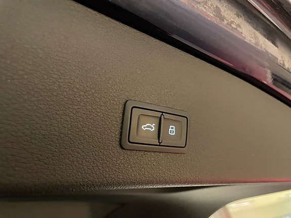 Audi e-tron 9 of 21