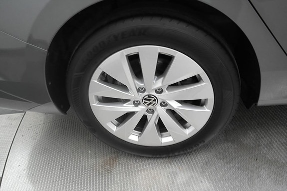 Volkswagen Passat 25 of 26