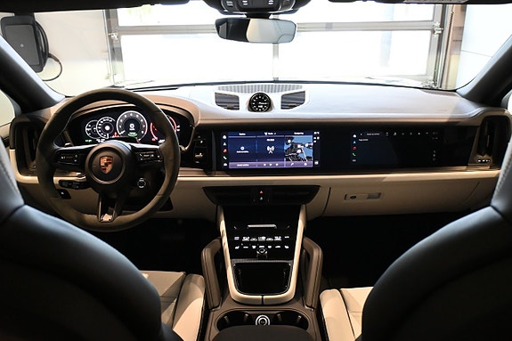 Porsche Cayenne 15 of 26