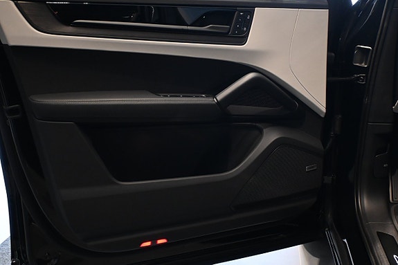 Porsche Cayenne 18 of 26