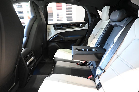 Porsche Cayenne 26 of 26