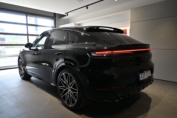 Porsche Cayenne 9 of 26