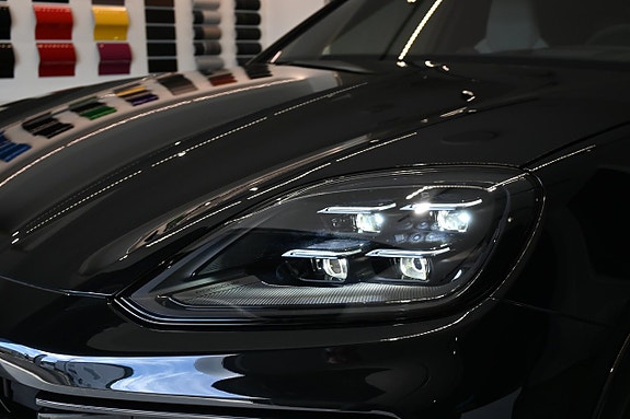 Porsche Cayenne 3 of 5