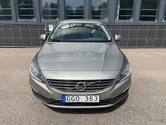 Volvo V60 2 of 25
