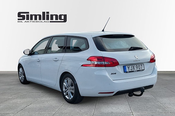 Peugeot 308 SW 2 of 5