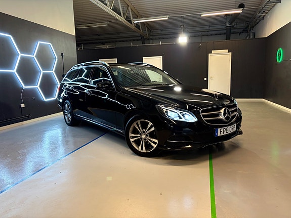 Mercedes-Benz E220 2 of 5