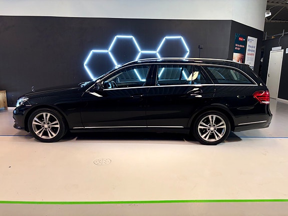 Mercedes-Benz E220 3 of 5