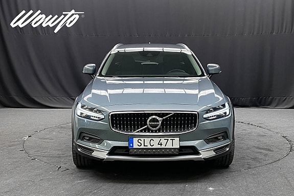 Volvo V90 Cross Country 2 of 5