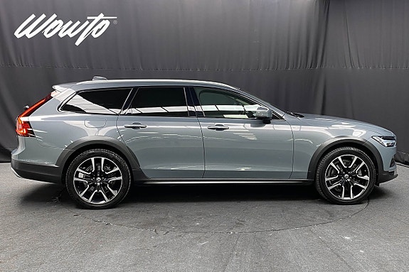 Volvo V90 Cross Country 3 of 5