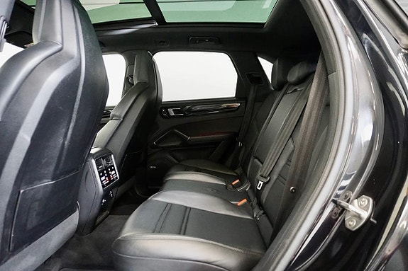 Porsche Cayenne 26 of 26