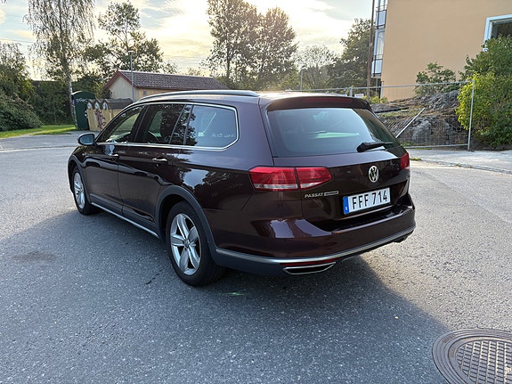 Volkswagen Passat Alltrack 2 of 5