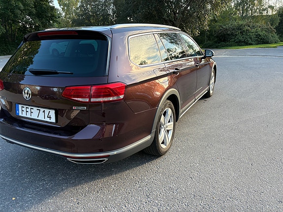 Volkswagen Passat Alltrack 3 of 5