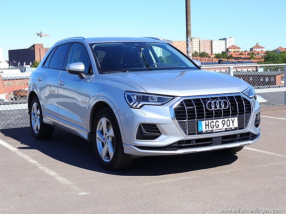 Audi Q3 2 of 5