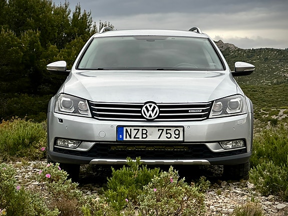 Volkswagen Passat Alltrack 2 of 5