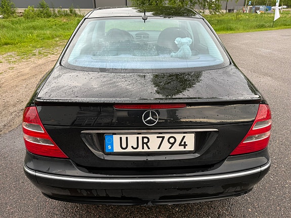 Mercedes-Benz E320 9 of 27