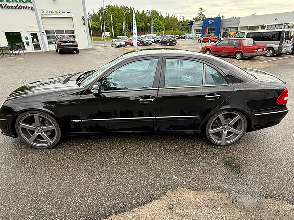Mercedes-Benz E320 12 of 27