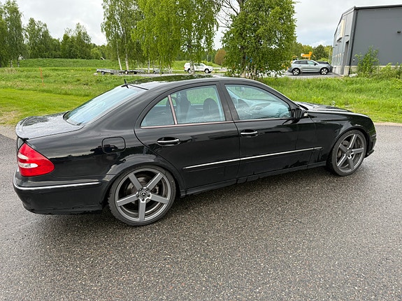 Mercedes-Benz E320 4 of 5