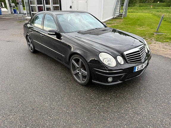 Mercedes-Benz E320 2 of 5
