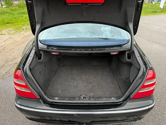 Mercedes-Benz E320 8 of 27