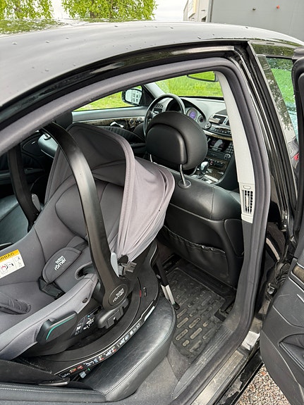 Mercedes-Benz E320 18 of 27