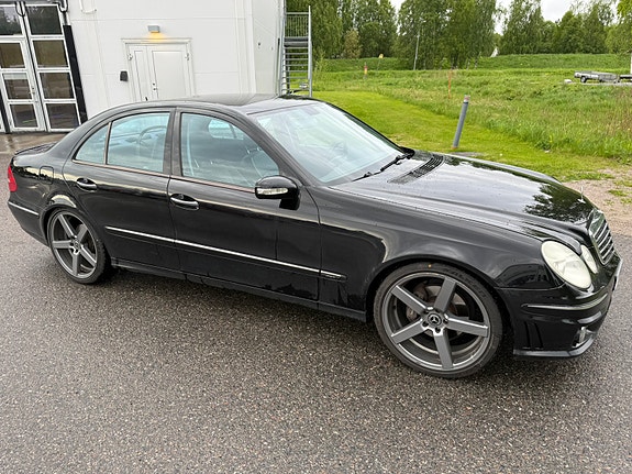 Mercedes-Benz E320 3 of 5