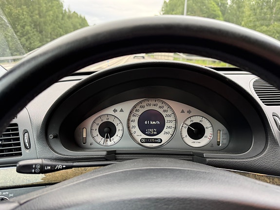 Mercedes-Benz E320 21 of 27
