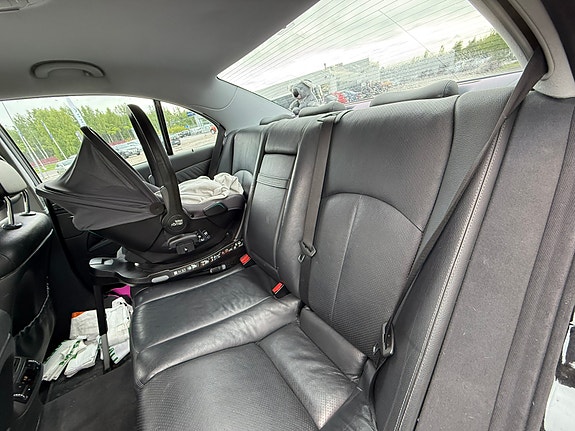 Mercedes-Benz E320 16 of 27