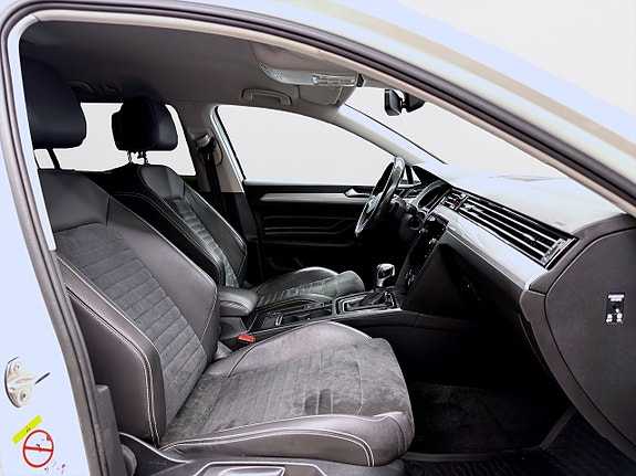 Volkswagen Passat 13 of 17