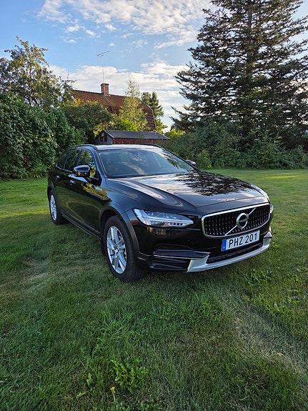 Volvo V90 Cross Country 2 of 15