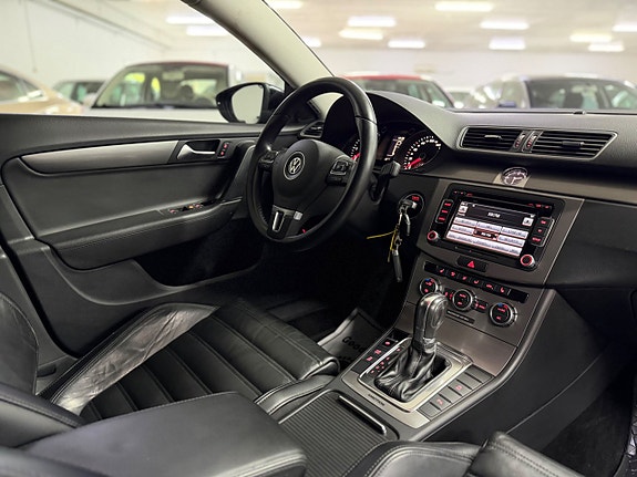 Volkswagen Passat 13 of 16