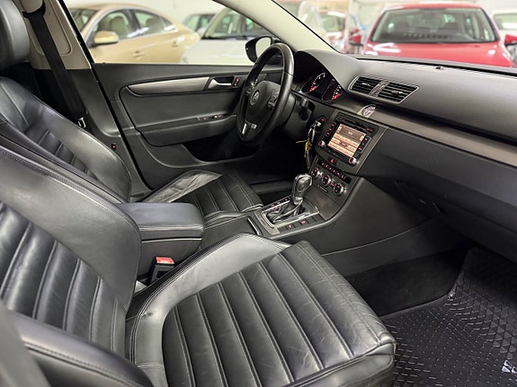 Volkswagen Passat 14 of 16