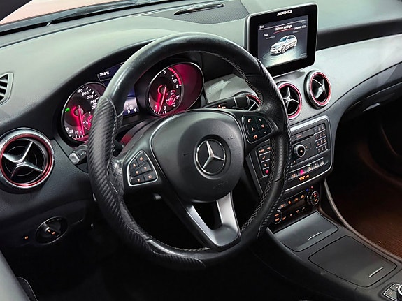 Mercedes-Benz CLA200 2 of 5