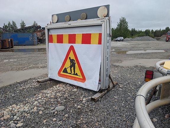 Scorpion 10 000 TMA med Maxisign Variabel varningstavla 3 of 5