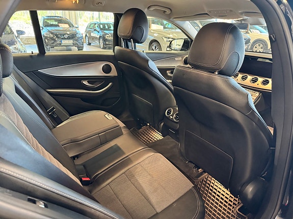 Mercedes-Benz E200 12 of 23
