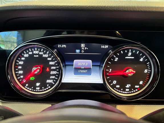 Mercedes-Benz E200 22 of 23