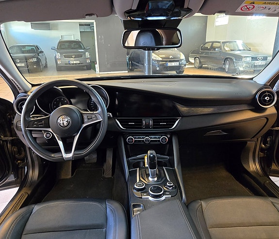 Alfa Romeo Giulia 5 of 5