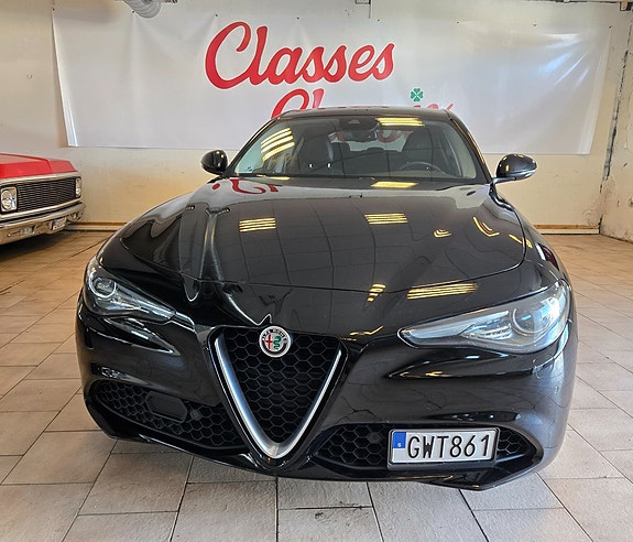 Alfa Romeo Giulia 2 of 5