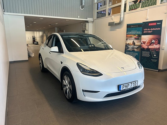 Tesla Model Y 4 of 5