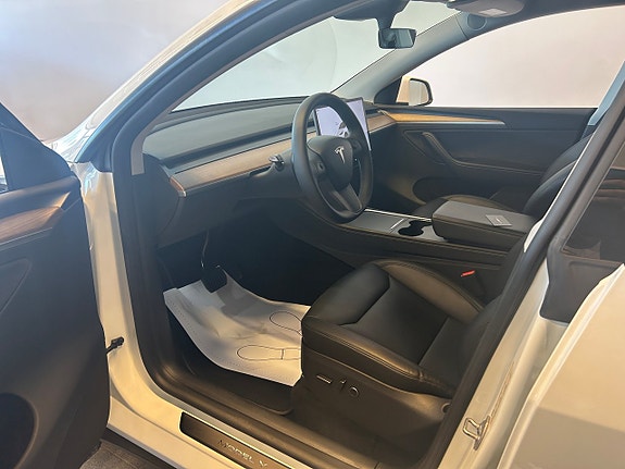 Tesla Model Y 5 of 5